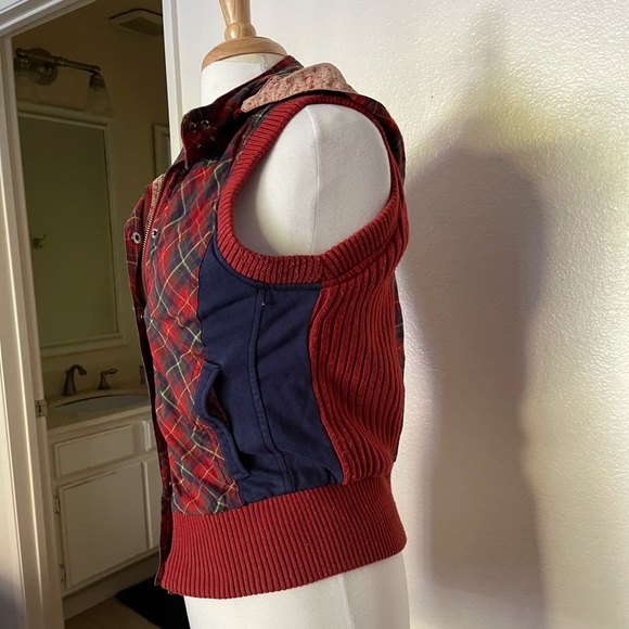 Plaid Reversible Vest with Hood 🍎 - Picture 4 of 10